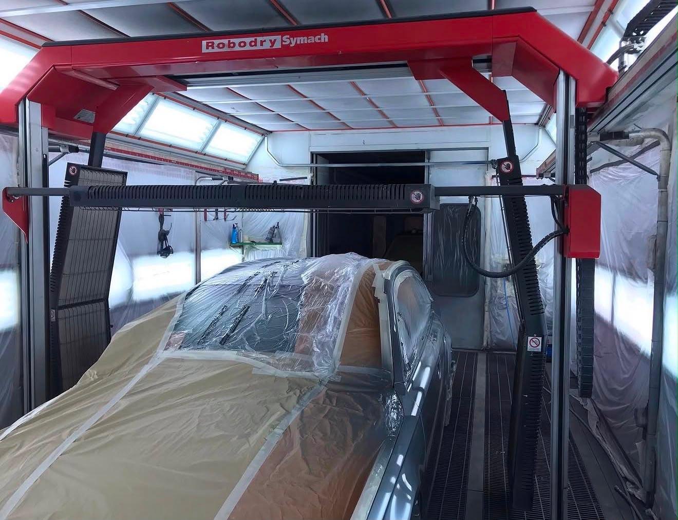 Vettura preparata e protetta in officina prima dell'intervento sui cristalli